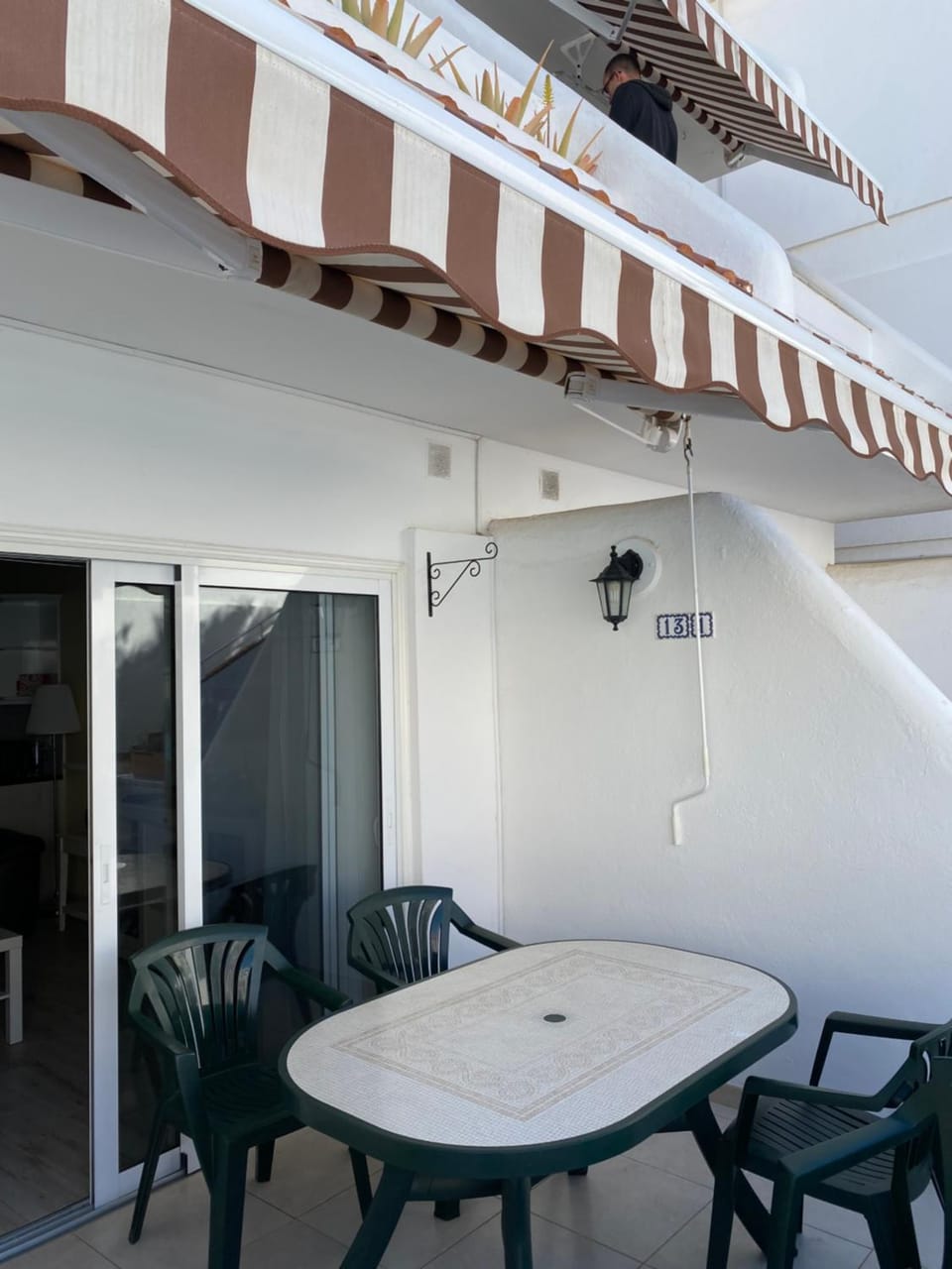Property building, Day, Balcony/Terrace, Dining area