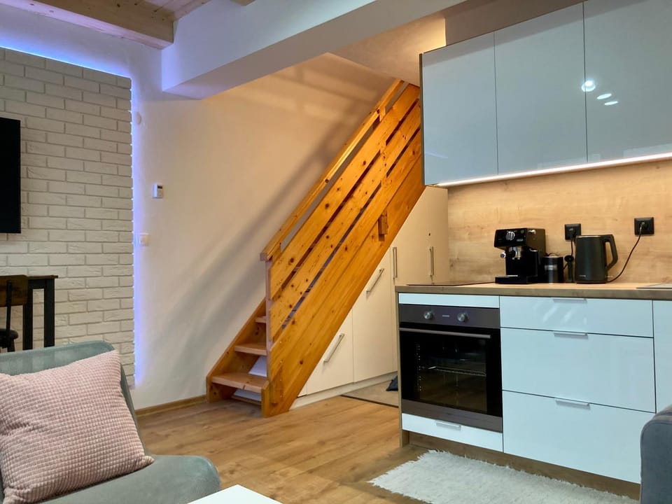 Coffee/tea facilities, Kitchen or kitchenette, Living room, Seating area, pet friendly, stove, toaster