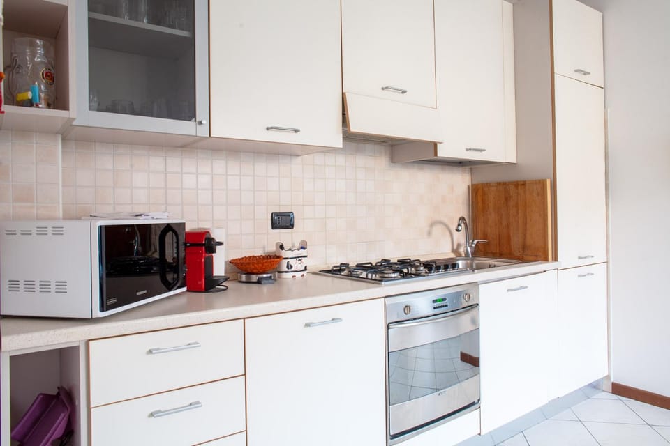 Coffee/tea facilities, Kitchen or kitchenette, oven, stove
