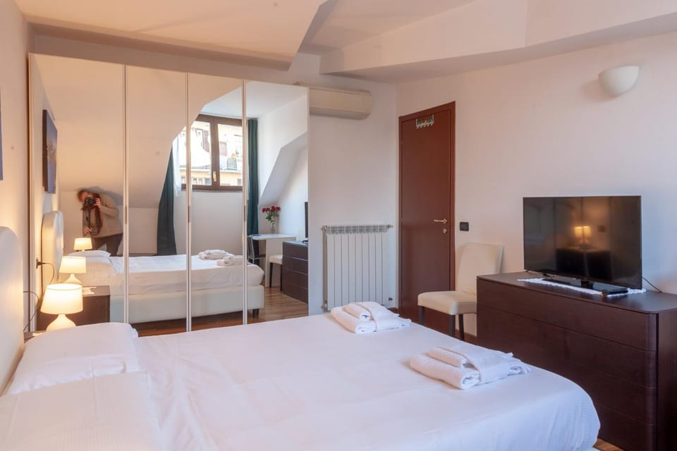 Bed, TV and multimedia, Photo of the whole room, Bedroom, towels, air conditioner