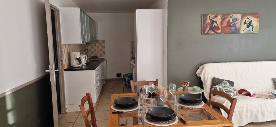 Kitchen or kitchenette, Living room, Dining area, stove