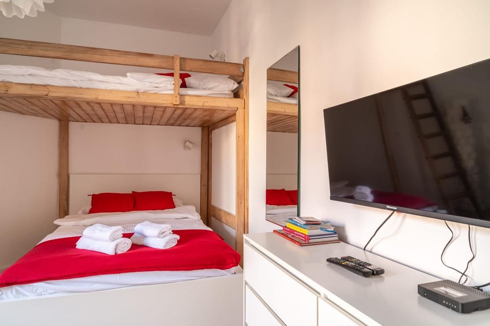 Bed, TV and multimedia, Bedroom