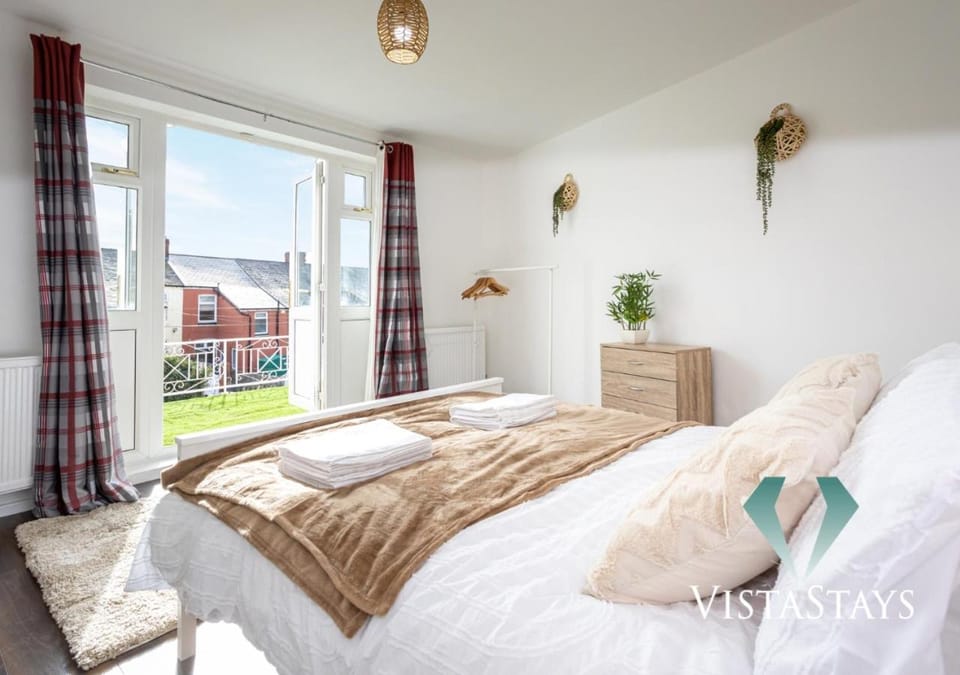 Spacious 5BDR House By Vista Stays Short Lets & Serviced Accommodation Manchester With Free WiFi, Parking & Netflix House in Manchester