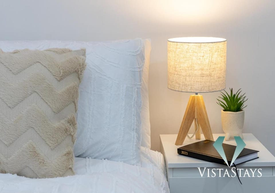 Spacious 5BDR House By Vista Stays Short Lets & Serviced Accommodation Manchester With Free WiFi, Parking & Netflix House in Manchester