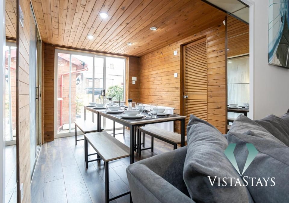 Spacious 5BDR House By Vista Stays Short Lets & Serviced Accommodation Manchester With Free WiFi, Parking & Netflix House in Manchester