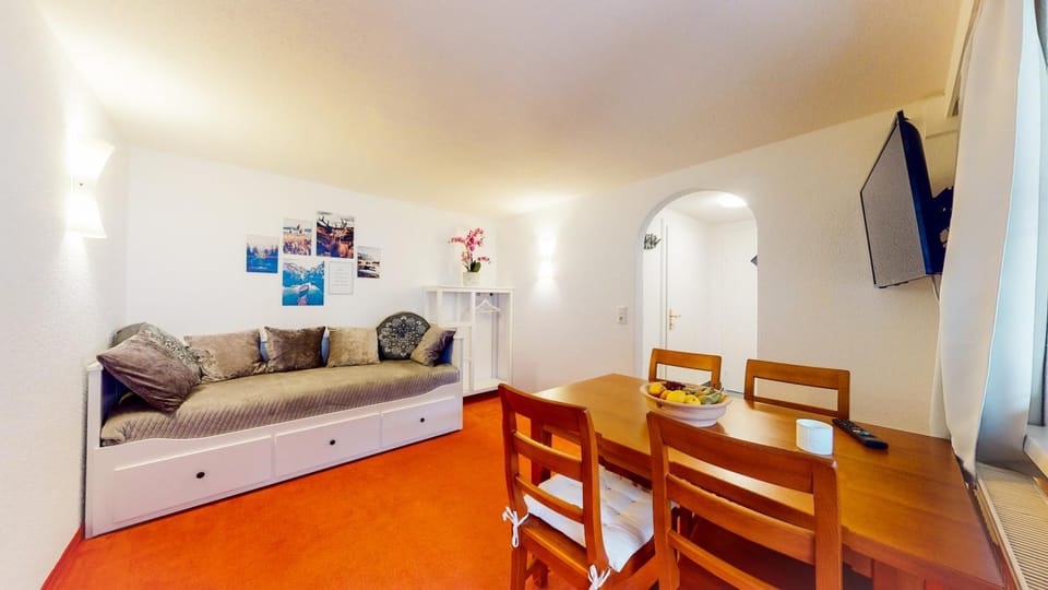 TV and multimedia, Seating area, Dining area