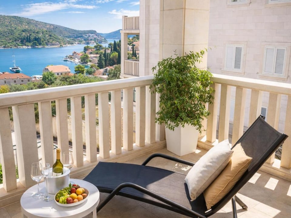 Seaview Apartment with Free Garage Parking 2 min to Beach Zaton near Dubrovnik Apartment in Dubrovnik-Neretva County