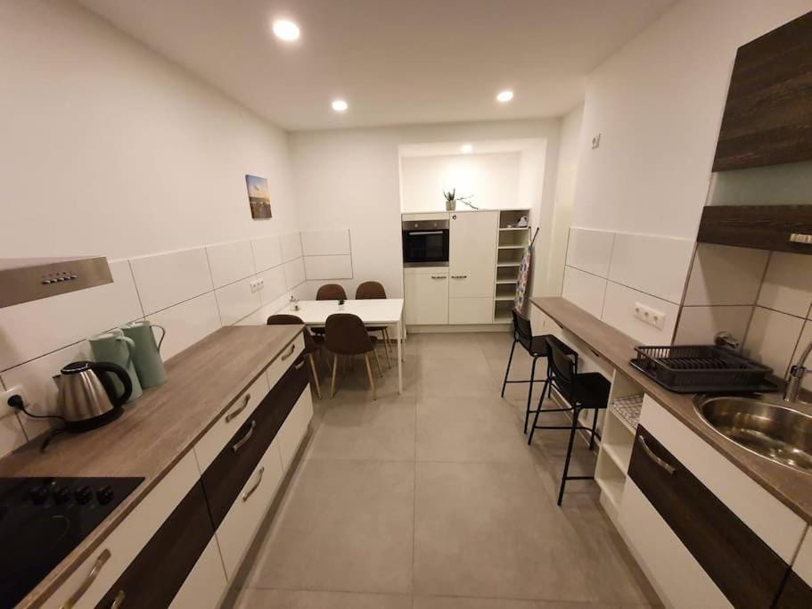 Coffee/tea facilities, Kitchen or kitchenette, Dining area, furniture, minibar, pet friendly, stove, toaster