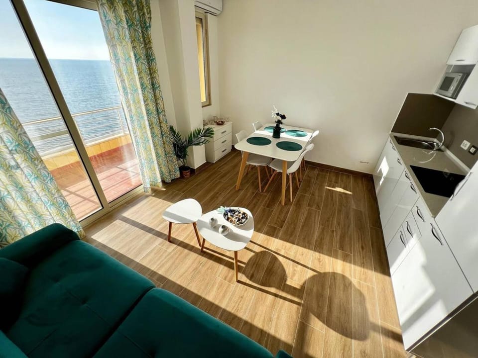 Kitchen or kitchenette, Living room, Seating area, Dining area, Sea view, minibar, air conditioner, air conditioner