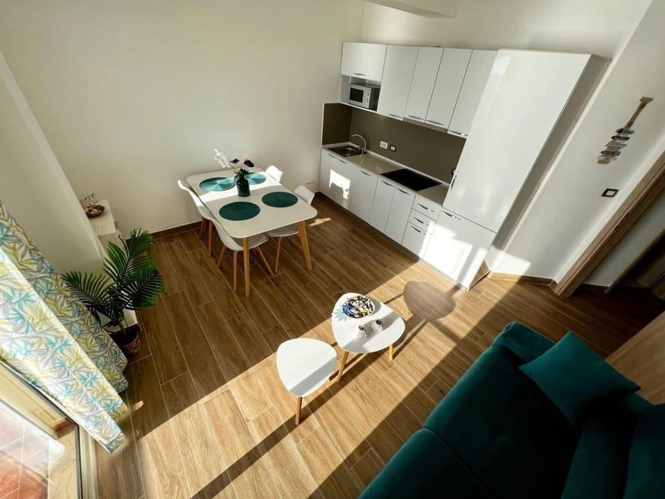 Kitchen or kitchenette, Living room, Seating area, Dining area, minibar, stove