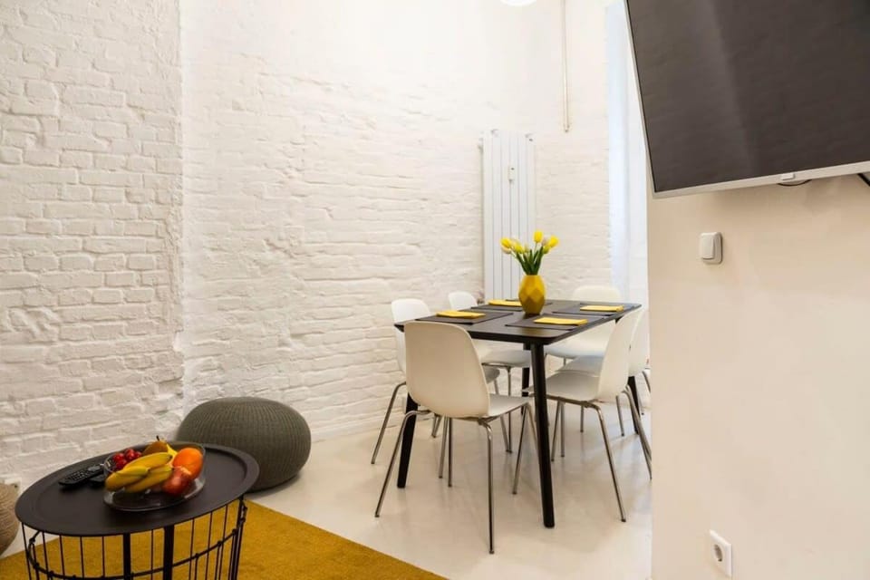 Cosy Three BR Two BTH plus AC plus Self CheckIn plus Street Parking Apartment in Berlin