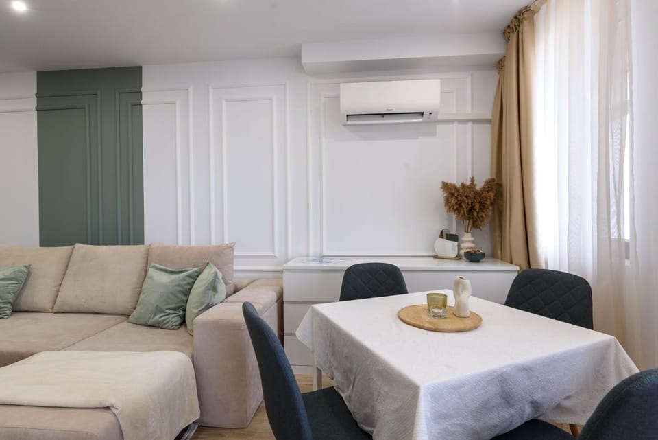 Living room, Seating area, Dining area, air conditioner