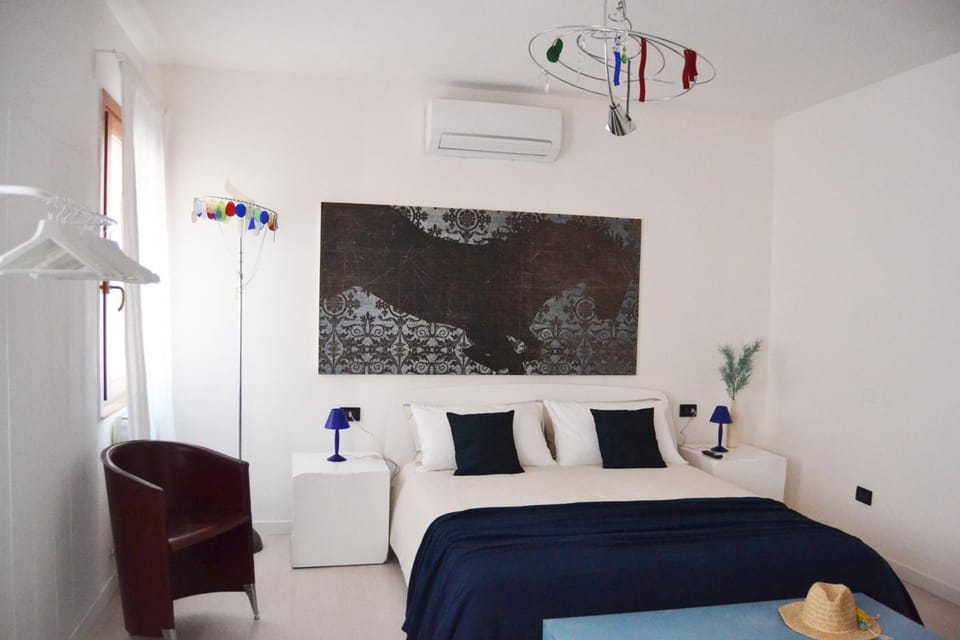 Bed, Photo of the whole room, Bedroom, air conditioner