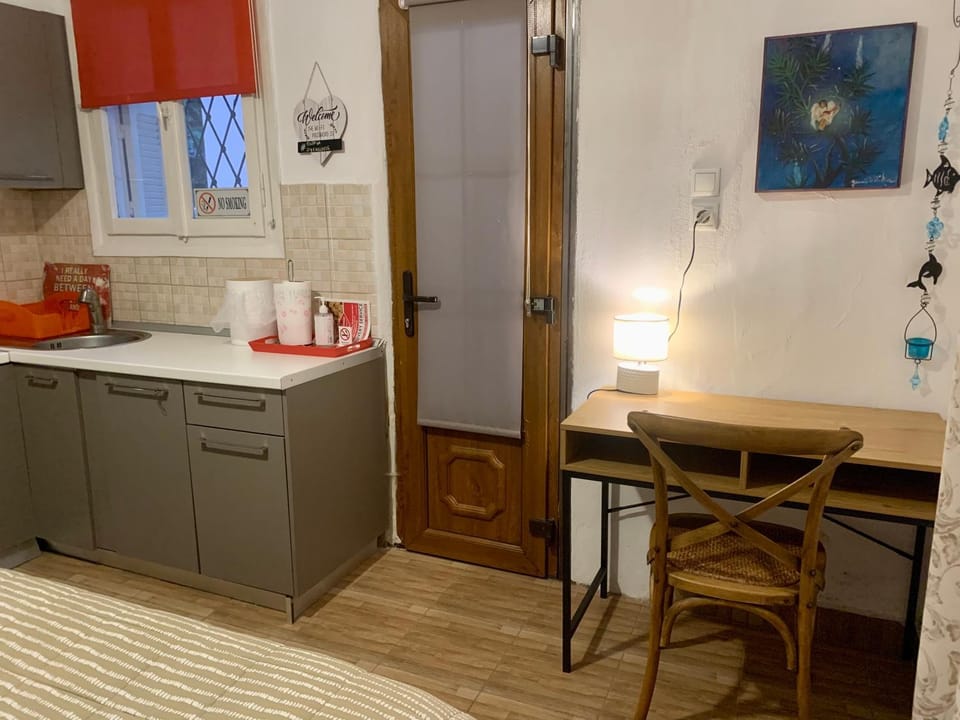 Kitchen or kitchenette, minibar