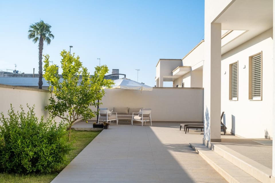 Property building, Balcony/Terrace, Living room