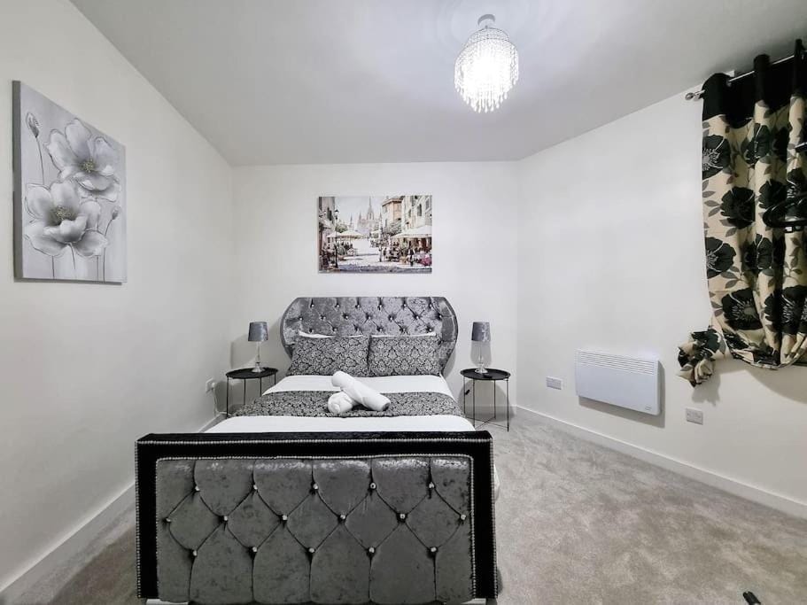 16A Ground floor setup for your most amazing relaxed stay Free Parking Free Fast WiFi House in Leeds