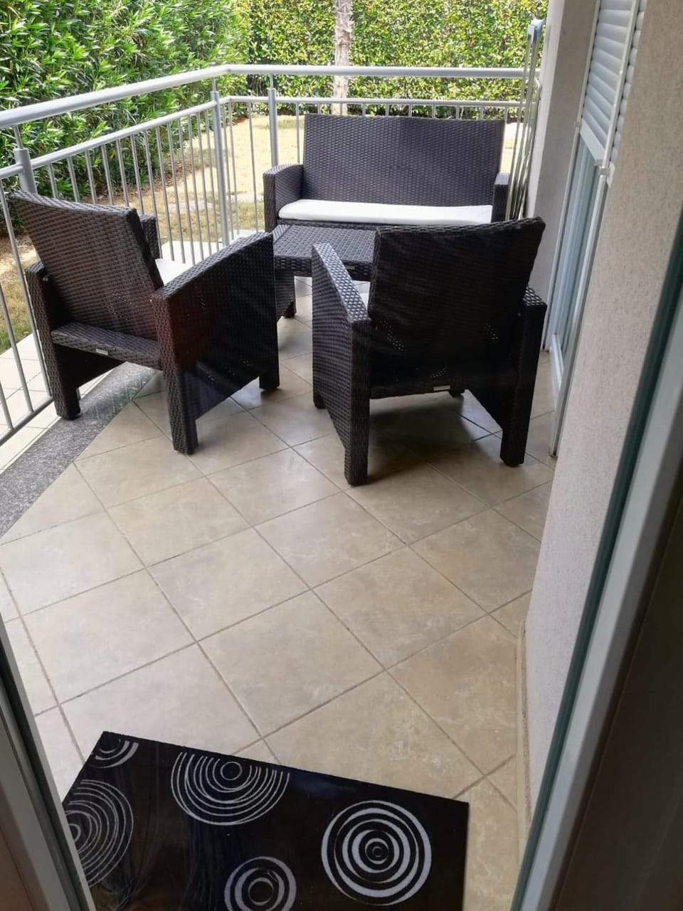 Day, Seating area