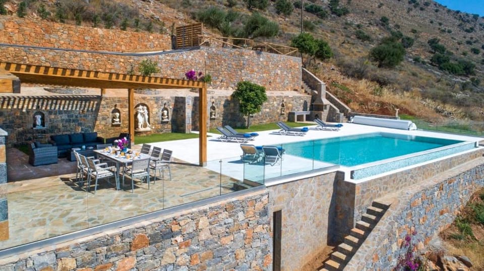 Day, Natural landscape, Pool view, Swimming pool, sunbed