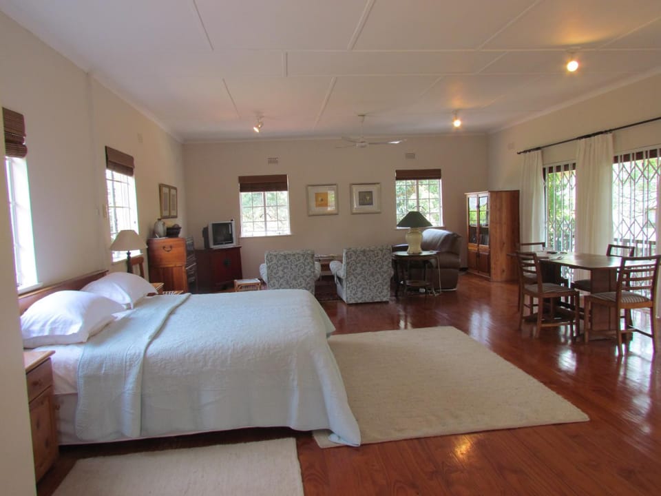 Bed, Dining area, Bedroom