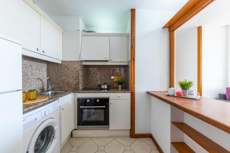 Kitchen or kitchenette, pet friendly, stove, washing machine