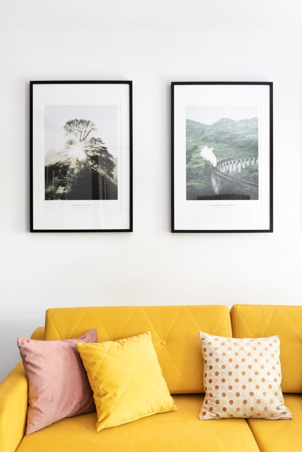 Bed, Living room, Decorative detail, Seating area