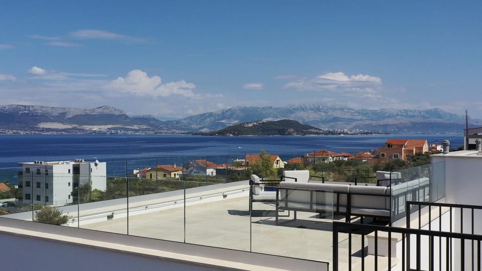 Property building, Nearby landmark, Day, Natural landscape, View (from property/room), Balcony/Terrace, City view, Mountain view, Sea view