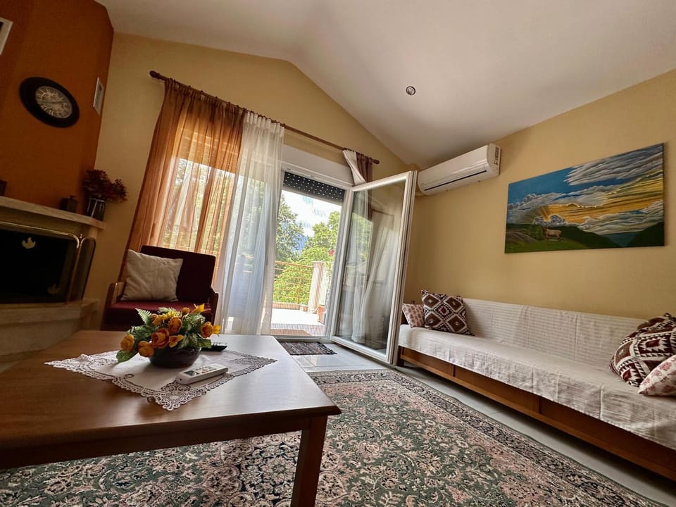 TV and multimedia, Living room, Seating area, flat iron