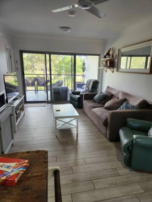 TV and multimedia, Living room, Seating area, Evening entertainment, fireplace, air conditioner