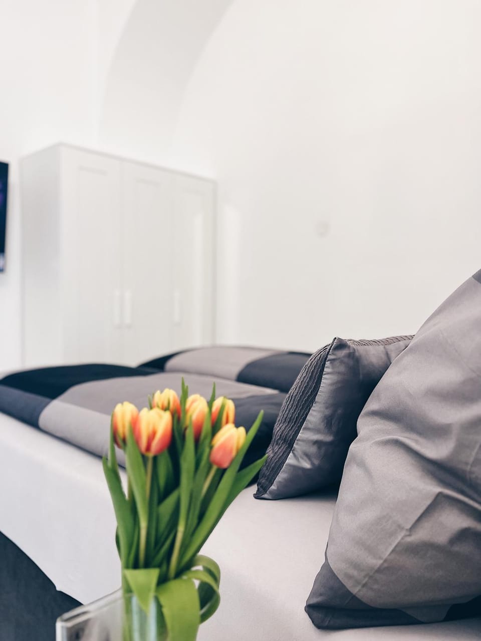 Bed, TV and multimedia, Bedroom