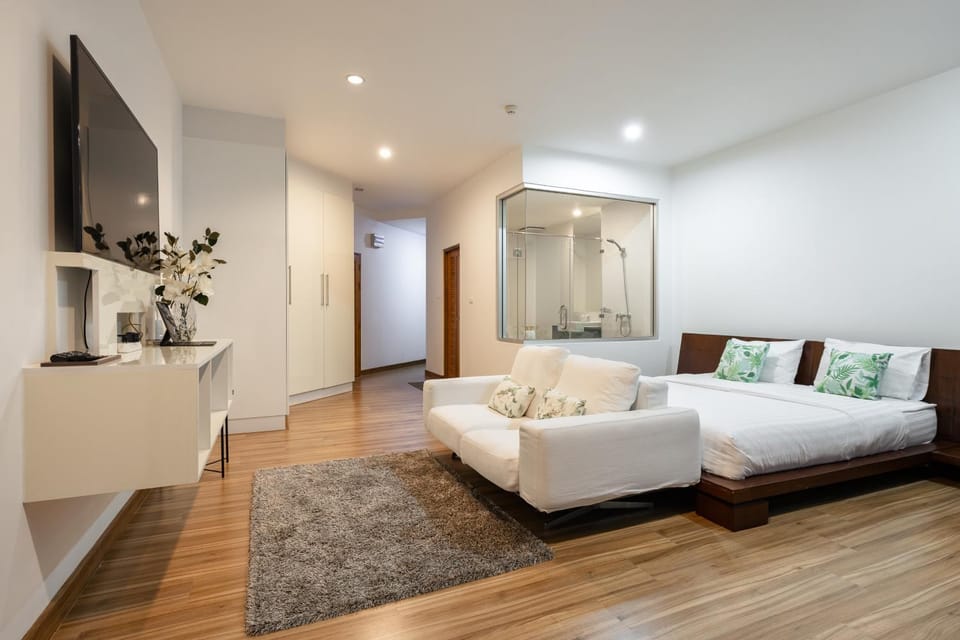 Bed, TV and multimedia, Living room, Photo of the whole room, Seating area, Bedroom