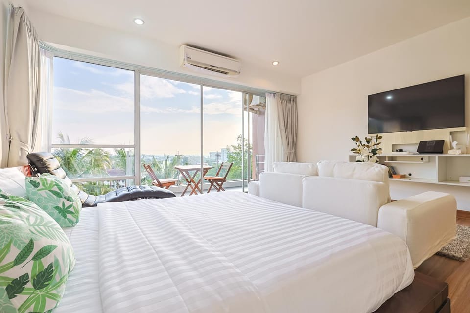 Communal lounge/ TV room, Bed, TV and multimedia, View (from property/room), Balcony/Terrace, Living room, Photo of the whole room, Seating area, Dining area, Evening entertainment, Bedroom, Sea view, air conditioner