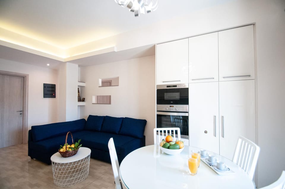 TV and multimedia, Kitchen or kitchenette, Living room, Seating area, Dining area