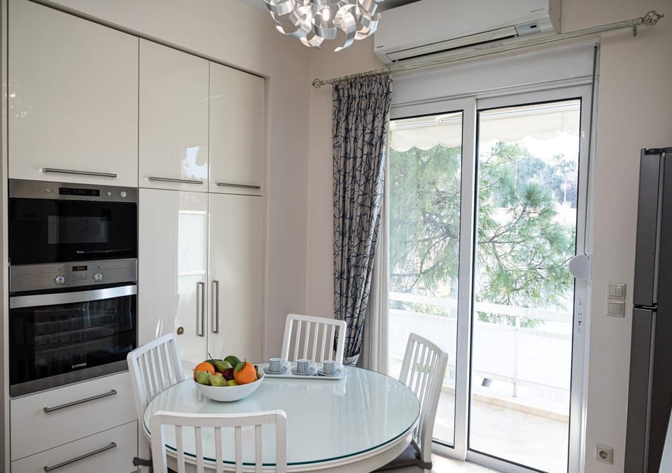 Kitchen or kitchenette, Dining area, minibar, pet friendly