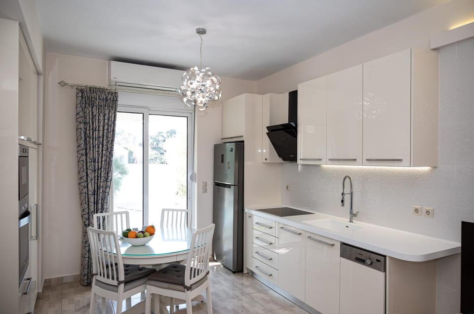 Kitchen or kitchenette, Dining area, dishwasher, minibar, pet friendly, stove
