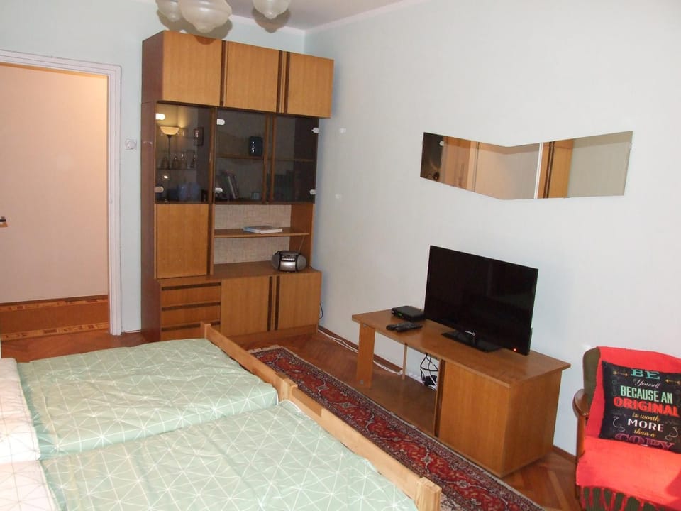 TV and multimedia, Photo of the whole room, Bedroom