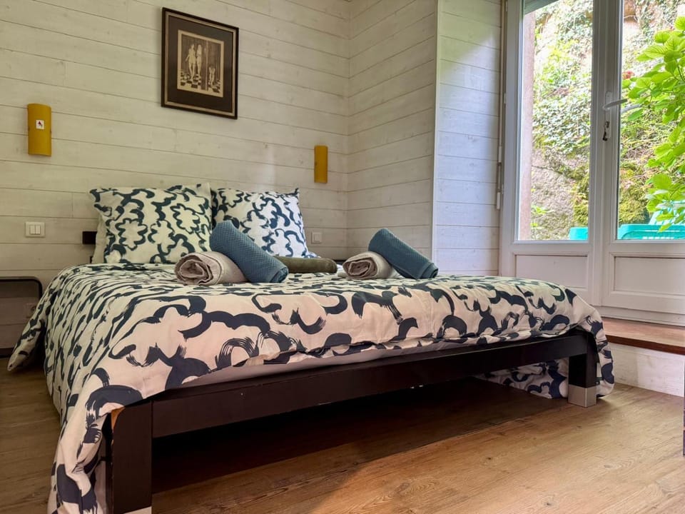 Bed, Photo of the whole room, Bedroom, Garden view, towels