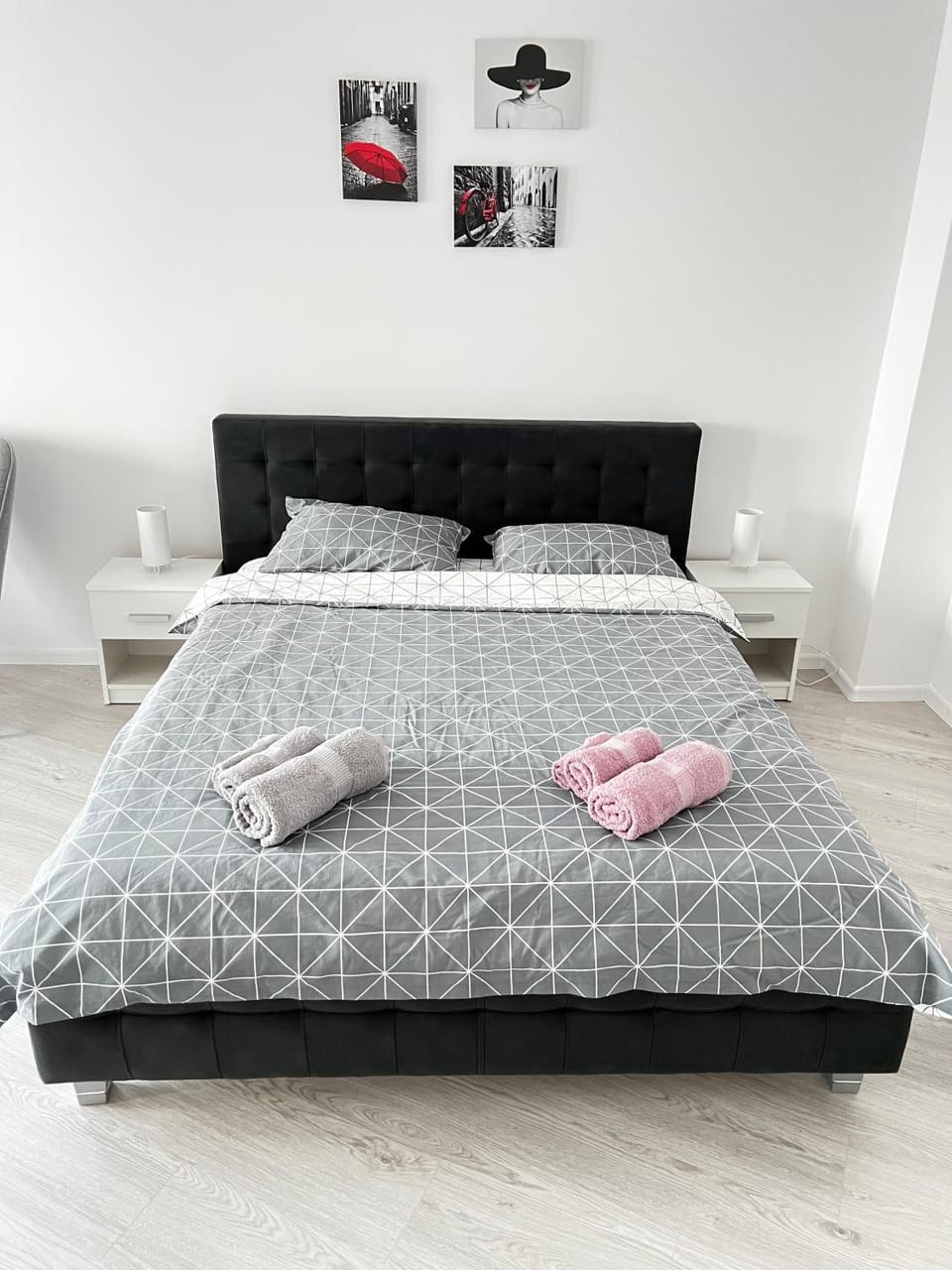 Bed, towels