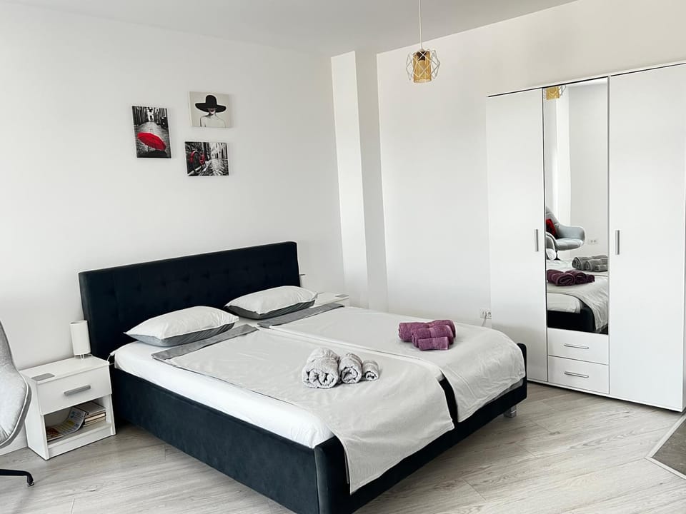 Bed, Photo of the whole room, Bedroom, towels