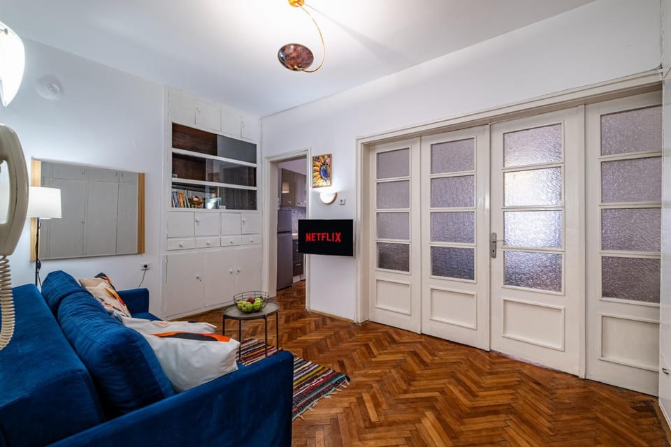 TV and multimedia, Living room, Decorative detail, Decorative detail, Seating area