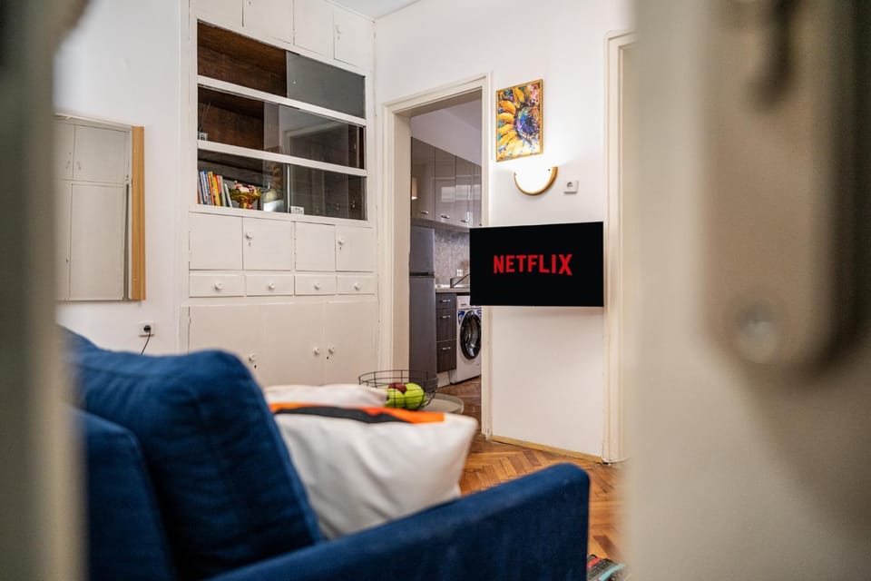 TV and multimedia, Kitchen or kitchenette, Living room, Seating area, furniture, washing machine