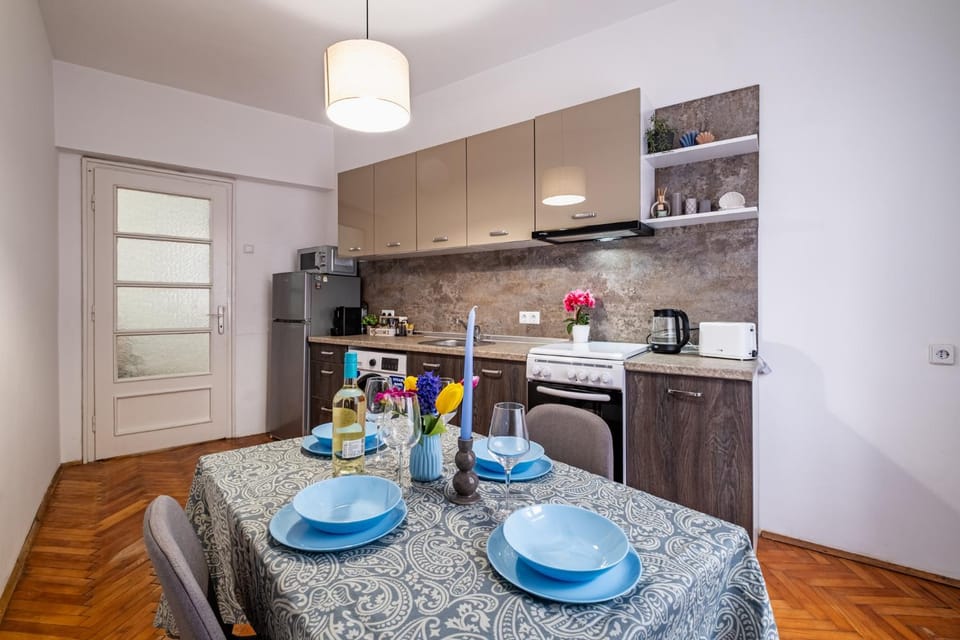 Kitchen or kitchenette, Decorative detail, Decorative detail, Seating area, Dining area, Alcoholic drinks, oven, stove, toaster