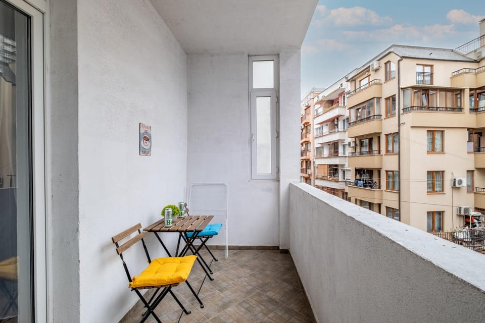 Property building, Patio, Day, View (from property/room), Balcony/Terrace, Balcony/Terrace, Dining area, furniture