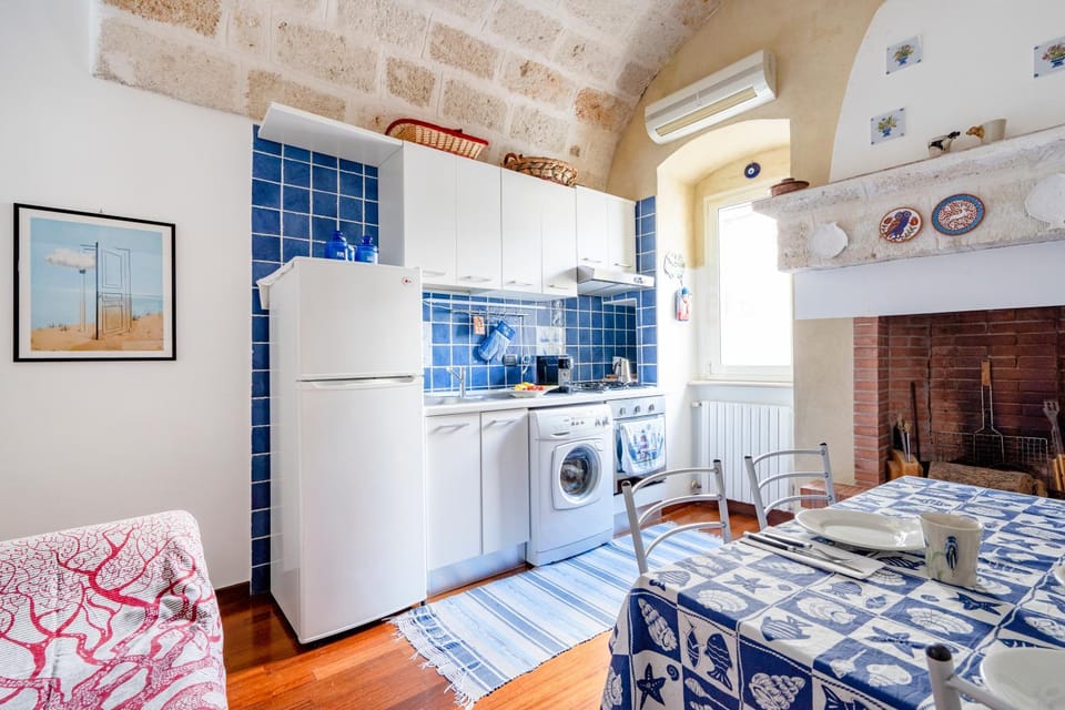 Kitchen or kitchenette, Dining area, pet friendly, stove, washing machine