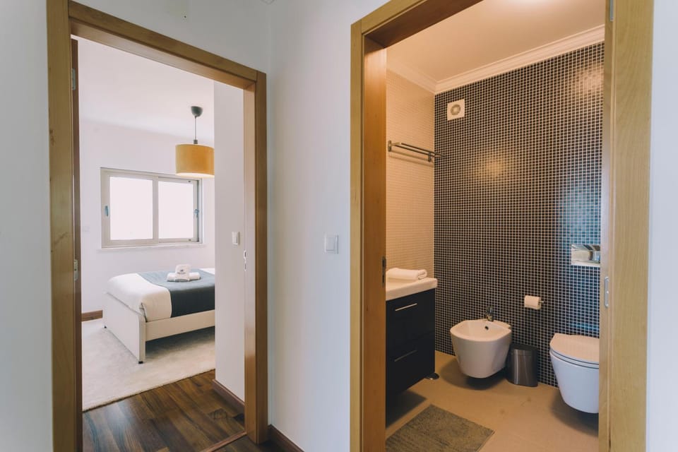 Bed, Bathroom, Photo of the whole room, Bedroom, bidet, towels
