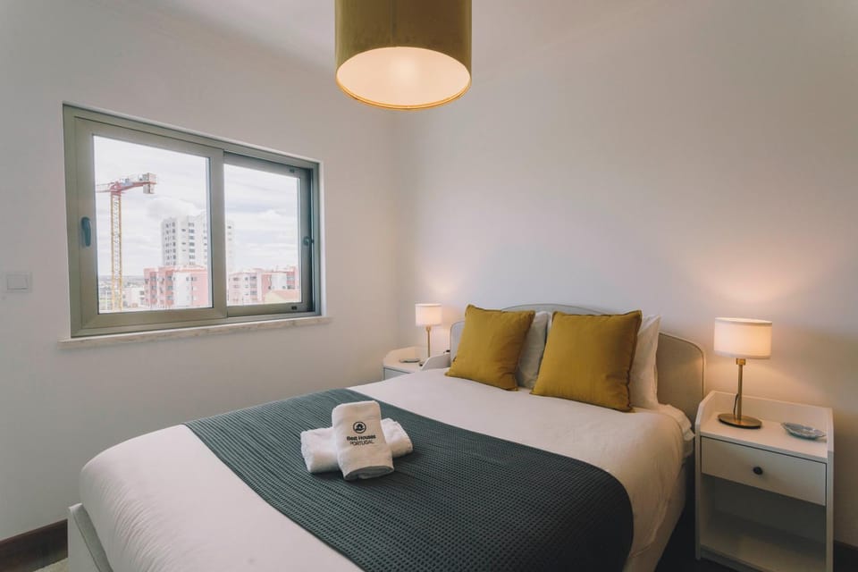 Bed, Photo of the whole room, Bedroom, towels
