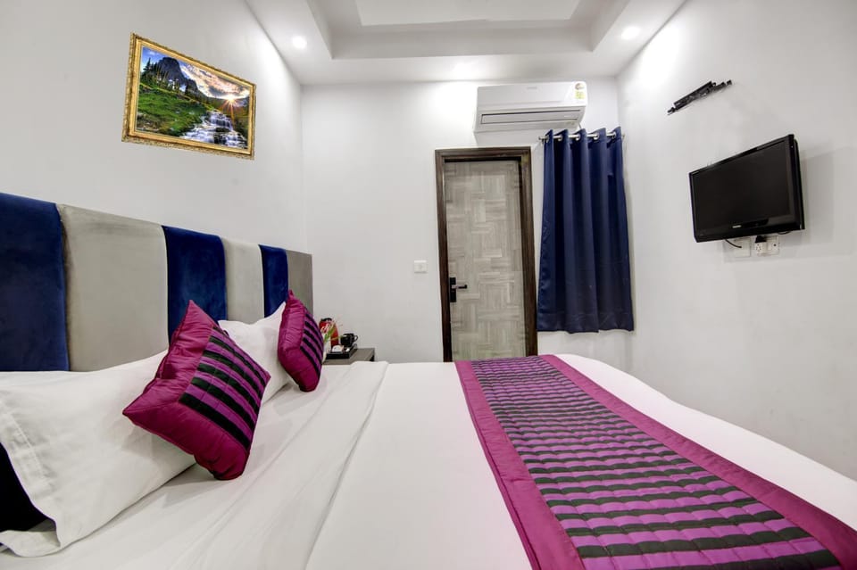 Bed, TV and multimedia, Photo of the whole room, Bedroom, air conditioner