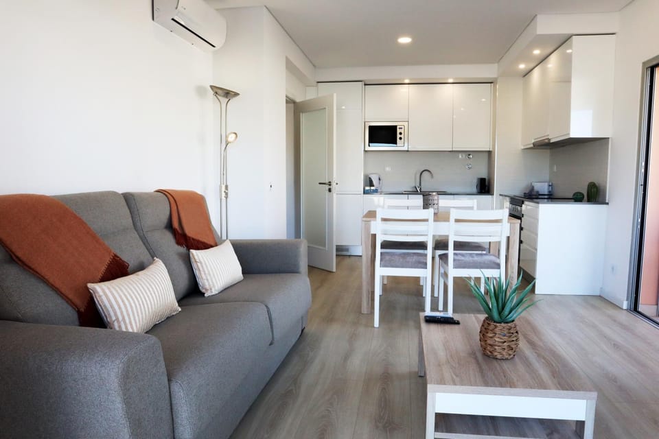 Kitchen or kitchenette, Living room, Seating area, Dining area, minibar, pet friendly, stove