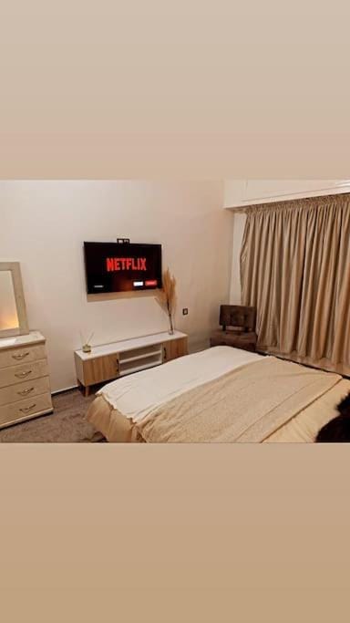 Bed, TV and multimedia, Bedroom