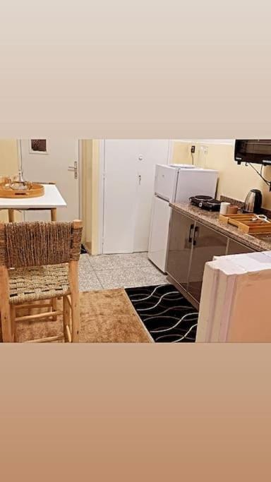 Kitchen or kitchenette, Dining area, minibar, oven