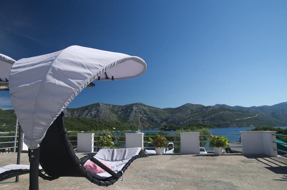 Day, Natural landscape, Balcony/Terrace, sunbed